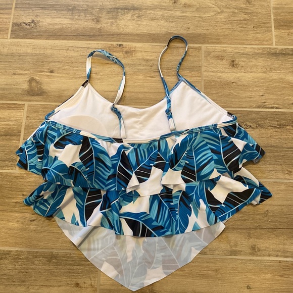 Women’s Swim Top. Large - Picture 2 of 5